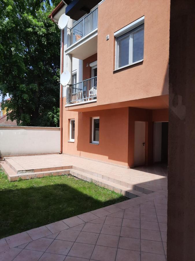 Crazy Frog Gambrinusz Ii. Apartment ไฮจ์ดุสโซบอสโล ภายนอก รูปภาพ